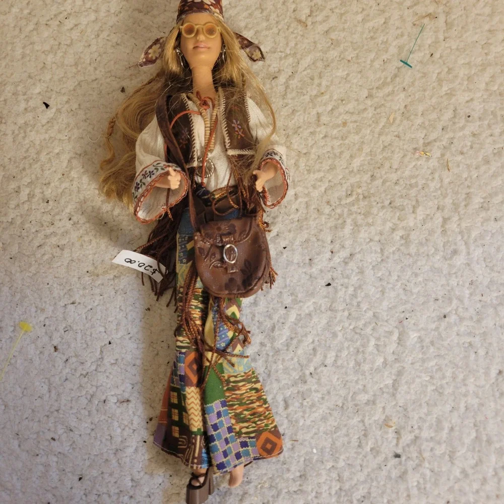 2000 Peace Love 70s Barbie #27677 Collector Doll Outfit Purse Sunglasses Loose